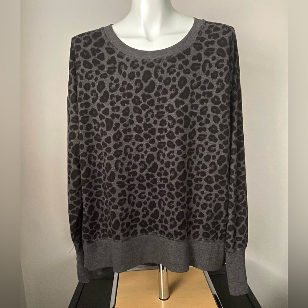 4/$15 Women’s Leopard Print Crew Neck Top Size Medium